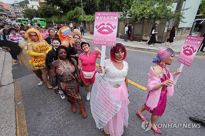 행진하는 드랙아티스트들 (서울=연합뉴스) 서대연 기자 = 3일 오후 서울 용산구 해방촌거리에서 열린 드랙퍼레이드에서 드랙아티스트들이 이태원역 방향으로 행진하고 있다. 
    드랙(drag)은 성별에 따른 의상 규범을 따르지 않고 자유로운 의상과 메이크업을 활용해 자신을 치장하는 문화를 뜻한다. 2024.10.3 dwise@yna.co.kr