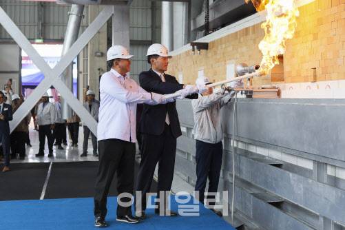 3일 kcc글라스 인도네시아법인 화입식에서 (사진 왼쪽부터) 로산 루슬라니 인도네시아 투자부 장관과 정몽익 kcc글라스 회장이 용융로에 불씨를 넣고 있다 (사진=kcc글라스)