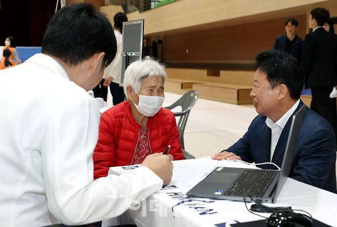 서태원 군수(오른쪽)가 ‘농촌 왕진버스’ 진료를 받고 있는 주민과 이야기하고 있다.(사진=가평군 제공)