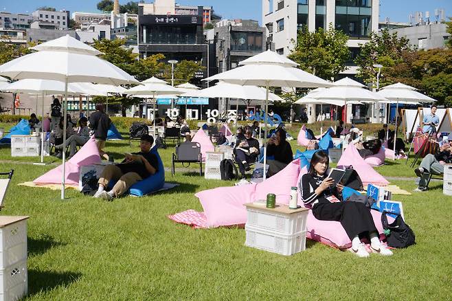 중앙대가 지난 2일 교내에서 개최한 ‘제1회 가을 독서 페스티벌’에서 학생들이 책을 읽고 있다.(사진=중앙대 제공)