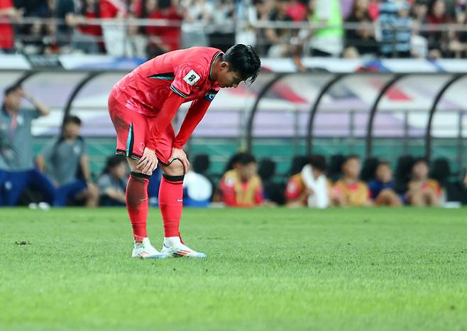 5일 팔레스타인과의 경기에서 득점 없이 0-0으로 비기자 허탈해 하는 손흥민