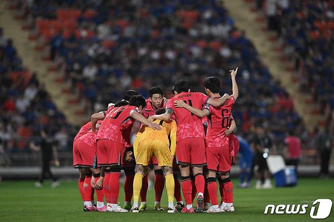 26일 태국 방콕 라자망갈라 스타디움에서 열린 2026 북중미 월드컵 아시아 지역 2차 예선 C조 4차전 한국과 태국의 경기에 앞서 대한민국 주장 손흥민을 비롯한 선수들이 결의를 다지고 있다. 2024.3.26 ⓒ AFP=뉴스1 ⓒ News1 박지혜 기자