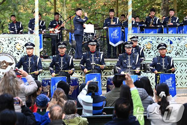 공군군악대가 3일(현지시각) 벨기에 브뤼셀 공원에서 현지 교민과 시민들에게 타악기 퍼포먼스를 보여주고 있다. (공군 제공) 2024.10.4/뉴스1