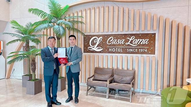 지난 2일 제주 서귀포시 까사로마호텔에서 현학수 제주관광공사 본부장(왼쪽)과 오근홍 까사로마호텔 부사장이 감사패를 들고 기념촬영을 하고 있다.(제주관광공사 제공)