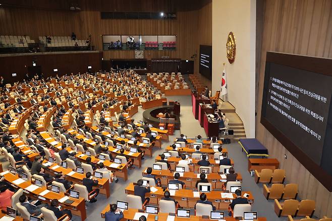 4일 오후 서울 여의도 국회에서 열린 제418회 국회(정기회) 제10차 본회의에서 '김건희 특검법' '해병대원 특검법' '지역화폐법'이 상정되고 있다./뉴시스