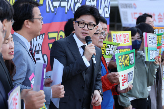 한동훈 국민의힘 대표가 4일 오전 서울 여의도 국회 앞에서 한국주식투자자연합회가 주최한 금융투자소득세(금투세) 폐지 촉구 집회에서 금투세 폐지를 위한 더불어민주당의 당론 확정을 촉구하고 있다. 연합뉴스