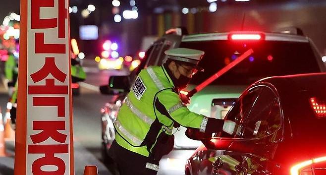 음주운전 단속 나선 경찰.ⓒ연합뉴스