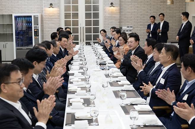 윤석열 대통령이 2일 오후 용산 대통령실에서 국민의힘 원내지도부와 상임위원장단 및 상임위 간사단 등과 만찬 회동을 하며 참석자들과 함께 박수를 치고 있다. 대통령실 제공