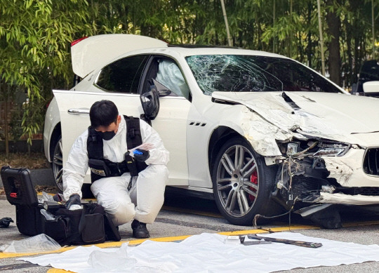 광주 서부경찰서에서 국립과학수사연구원 관계자들이 '음주 뺑소니 사망사고' 차량인 마세라티를 대상으로 정밀 감정을 하고 있다.    [연합뉴스]