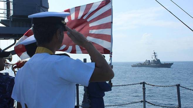 지난달 일본 해상자위대가 미국 해군과 연합훈련을 하고 있다. 일본 해상자위대 페이스북