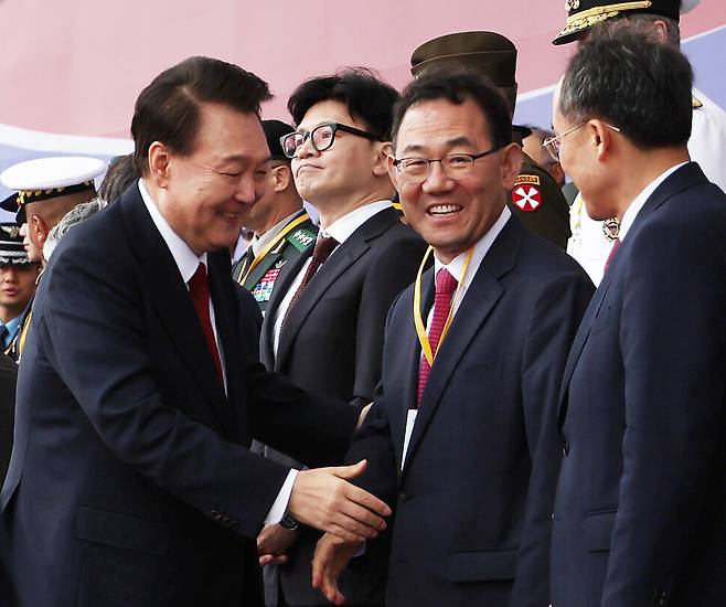 윤석열 대통령이 1일 성남 서울공항에서 열린 건군 76주년 국군의 날 기념식을 마치고 퇴장하며 국민의힘 한동훈 대표, 주호영 국회 부의장, 추경호 원내대표 등과 인사하고 있다. 연합뉴스