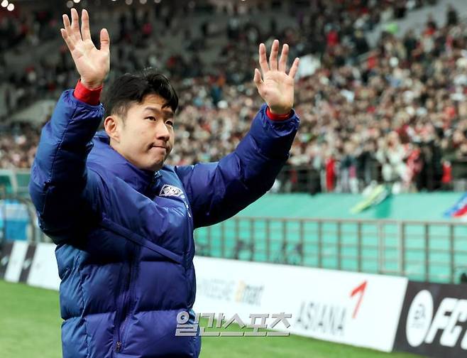 손흥민이 21일 오후 서울 마포구 서울월드컵경기장에서 진행된 대한민국과 태국의 2026 북중미 월드컵 아시아지역 2차 예선에서 1대 1 무승부로 경기를 끝낸 후 관중에 인사하고 있다 상암=김민규 기자 mgkim1@edaily.co.kr /2024.03.21/