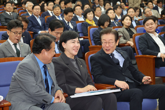 이재명 더불어민주당 대표가 4일 오전 서울 여의도 국회에서 열린 의원총회에 참석해 전현희, 김병주 최고위원과 대화를 나누고 있다. 2024.10.04. [사진=뉴시스]