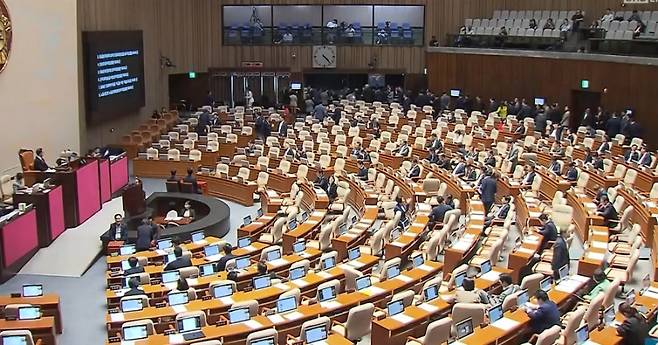 국회는 4일 본회의에서 윤석열 대통령이 거부권을 행사한 ‘김건희 특검법’과 ‘채해병 특검법’, ‘지역화폐법’에 대해 무기명 재표결을 진행했다. 무기명 투표 결과, 3개 법안 모두 부결됐다. (SBS 캡처)