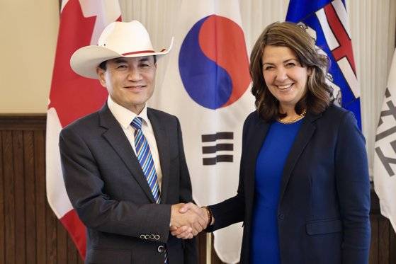 김진태 강원특별자치도지사가 지난달 23일 캐나다 알버타주 캘거리청사에서 다니엘 스미스(Danielle Smith) 앨버타 주수상과 강원-앨버타 자매결연 50주년 기념 업무협약을 체결했다. [사진 강원도]