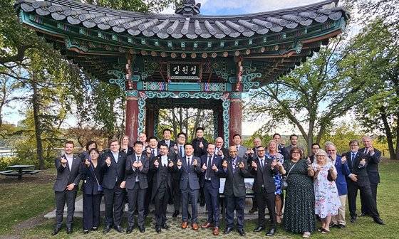 강원특별자치도 대표단과 캐나다 앨버타주 관계자들이 지난달 24일 캐나다 알버타주 에드먼턴 정부 영빈관(Government House)의 강원정에서 기념사진을 촬영하고 있다. [사진 강원도]