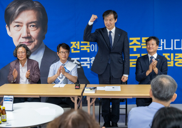 조국혁신당 조국(왼쪽 세 번째) 대표가 지난달 11일 류제성 후보 선거사무실에서 인사하고 있다. 국제신문 DB