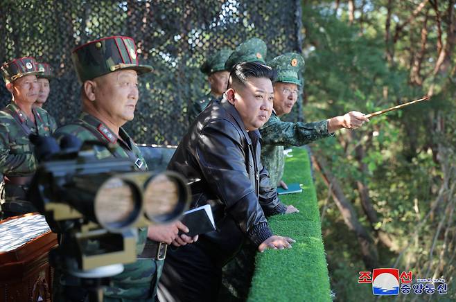 North Korean leader Kim Jong-un (center) inspects a training base of the North Korean Army's special operations forces on Wednesday, in this photo provided by the state-run Korean Central News Agency on Friday. (Yonhap)