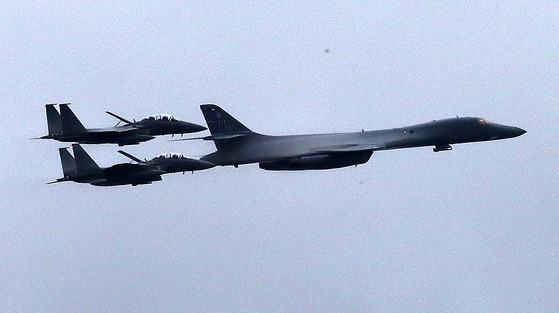 A U.S. B-1B strategic bomber, front, escorted by two F-15 fighters, is seen flying over the Korean Peninsula, as it appears for South Korea’s ceremony marking the 76th Armed Forces Day at Seoul Air Base in Seongnam, Gyeonggi, Tuesday. [NEWS1]