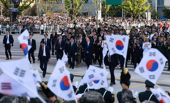 President Yoon Suk Yeol, front row center, marches alongside South Korean troop as a massive military parade marking the 76th Armed Forces Day passes through Gwanghwamun Square in downtown Seoul Tuesday. [NEWS1]