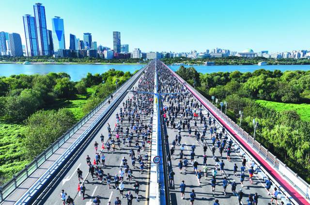3일 열린 2024 국제국민마라톤에 참가한 시민들이 한강을 가로지르는 서강대교 위를 힘차게 달리고 있다. 2만명이 참가한 국제국민마라톤은 평소 달리기 힘든 여의도 일대를 마음껏 누빌 수 있는 기회였다. 사진은 드론을 띄워 촬영했다. 윤웅 기자