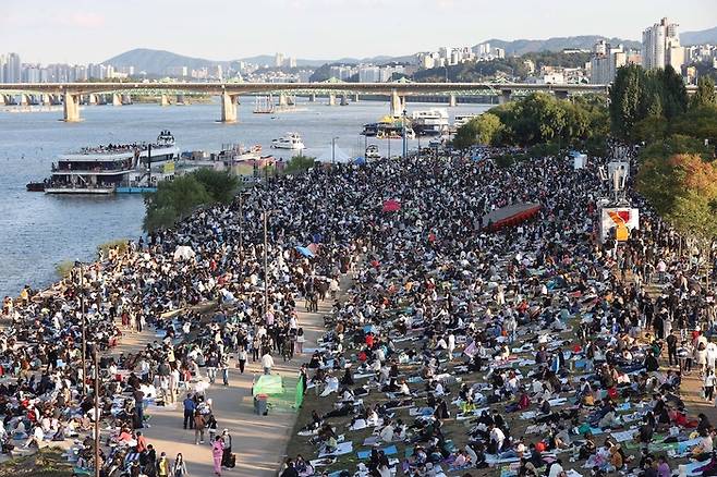서울세계불꽃축제가 3년 만에 개최되는 2022년 10월 8일 오후 서울 여의도 한강공원이 시민들로 붐비고 있다. [사진 = 연합뉴스]