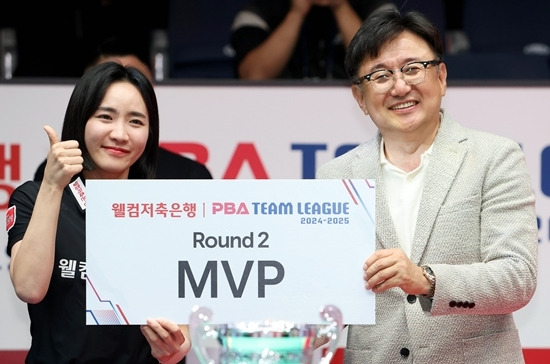 2라운드 MVP를 수상한 최혜미(왼쪽)가 시상식서 PBA 장상진 부총재와 함께 기념촬영하고 있다. (사진= PBA)