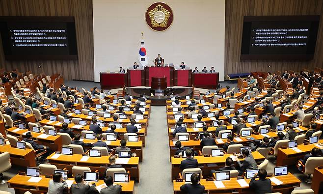 4일 오후 열린 국회 본회의에서 윤석열 대통령의 재의 요구로 국회로 돌아온 ‘김건희 여사 특검법’과 ‘채상병 특검법’, 지역화폐법(지역사랑상품권이용활성화법) 개정안 등 3개 법안이 부결되고 있다. [사진출처 = 연합뉴스]