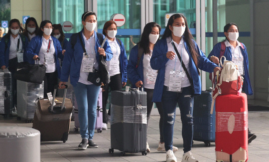 외국인 가사관리사 시범사업에 참여하는 필리핀 가사관리사들이 지난 8월 6일 아침 인천국제공항 제1터미널을 통해 입국한 뒤 버스로 이동하고 있다. 공항사진기자단