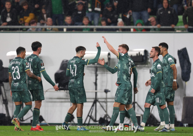 토트넘은 4일(한국시간) 헝가리 부다페스트에서 열린 2024-25시즌 유럽축구연맹(UEFA) 유로파리그 페이즈 2차전에서 페렌체바로시를 상대로 2-1로 승리했다. 손흥민은 허벅지 부상으로 인해 페렌체바로시전에 결장했지만 토트넘은 승리를 이어갔다. 토트넘은 지난달 열린 코벤트리시티와의 올 시즌 리그컵 3라운드부터 공식전 5연승의 상승세를 이어갔다. 토트넘은 최근 코벤트리 시티, 브렌트포드, 카라바흐, 맨체스터 유나이티드, 페렌체바로시를 잇달아 꺾었다. 토트넘은 무리뉴 감독이 팀을 이끌었던 지난 2021년 3월 이후 3년 7개월 만에 5연승을 기록했다./게티이미지코리아