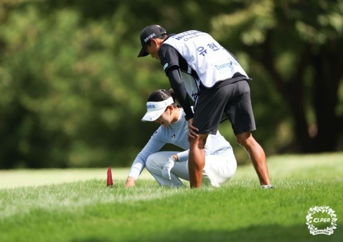 1라운드 도중 깊은 러프에서 볼을 찾고 있는 유현조와 캐디. [사진=KLPGA]