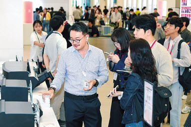 현대모비스가 개최한 ‘2024 R&D 테크데이’에서 관람객들이 제품을 개발한 연구원들로부터 설명을 듣고 있다. [현대모비스 제공]