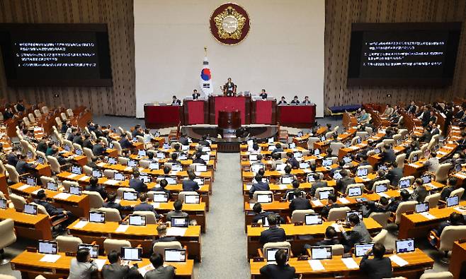 4일 오후 열린 국회 본회의에서 윤석열 대통령의 재의 요구로 국회로 돌아온 '김건희 여사 특검법'과 '채상병 특검법', 지역화폐법(지역사랑상품권이용활성화법) 개정안 등 3개 법안이 부결되고 있다. 연합뉴스