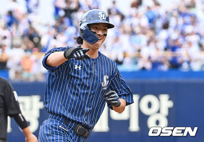 [OSEN=대구, 이석우 기자] 22일 대구삼성라이온즈파크에서 2024 신한 SOL 뱅크 KBO 리그 삼성 라이온즈와 키움 히어로즈의 경기가 열렸다. 홈팀 삼성은 원태인이 방문팀 키움은 후라도가 선발 출전했다. 삼성 라이온즈 구자욱이 3회말 2사 중월 솔로 홈런을 치고 세리머니를 하고 있다. 2024.09.22 / foto0307@osen.co.kr