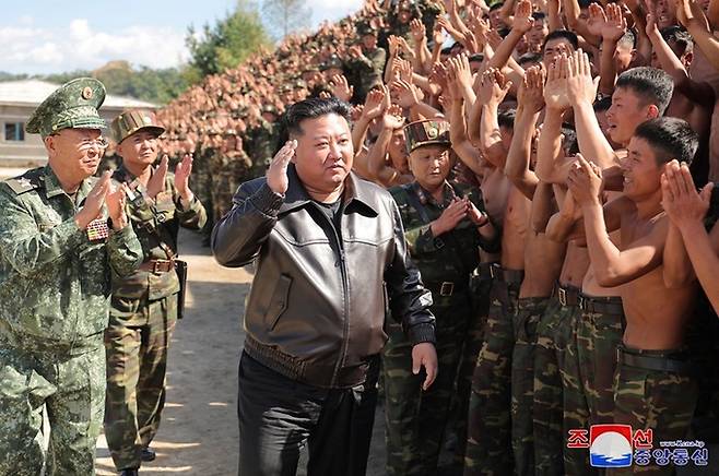 김정은 북한 국무위원장이 지난 2일 서부지구의 조선인민군(북한군) 특수작전부대 훈련기지를 방문했다고 조선중앙통신이 4일 보도했다. 평양 조선중앙통신=연합뉴스