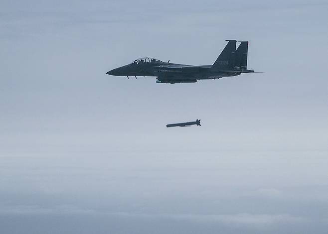 한국 공군 F-15K 전투기가 가상의 지상 표적을 향해 장거리 공대지미사일인 슬램이알(SLAM-ER)을 발사하고 있다. 세계일보 자료사진