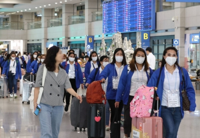 서울시의 ‘외국인 가사관리사 시범사업’으로 국내에 들어온 필리핀 가사관리사들. 연합뉴스