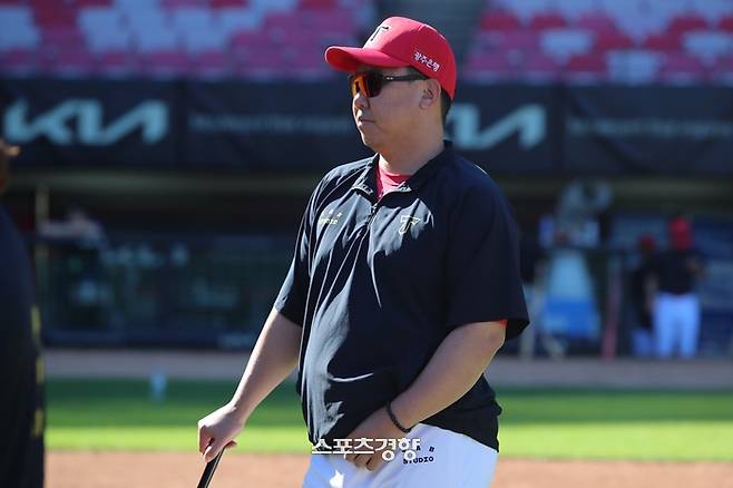 KIA 이범호 감독이 4일 한국시리즈 대비 첫 훈련을 지켜보고 있다. KIA 타이거즈 제공