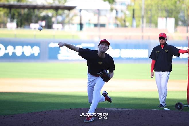 KIA 제임스 네일이 4일 첫 라이브피칭을 하고 있다. KIA 타이거즈 제공