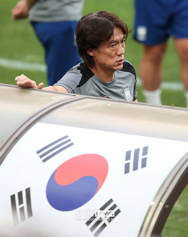 ▲ 홍명보 감독이 논란 속 대표팀 지휘봉을 잡은 이후 한국 대표팀에 최대 악재가 생겼다. 주장이자 에이스인 손흥민이 부상으로 10월 A매치에 합류하지 못한다. 손흥민을 가동하고도 지난달 월드컵 예선에서 팔레스타인과 비기는 아쉬운 성적을 냈던 대표팀이라 상대적으로 강팀으로 분류할 수 있는 요르단, 이라크전에 부담이 커졌다. 홍명보 감독은 팬들의 지지를 받지 못하는 입장에서 선수들을 아우르는 손흥민도 없어 여러모로 험난한 시험대에 오르게 됐다.&nbsp;&nbsp;ⓒ곽혜미 기자