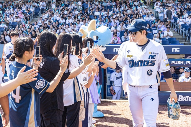 NC 박민우(오른쪽)가 경기 전 팬들과 인사하고 있다. /사진=NC 다이노스 제공