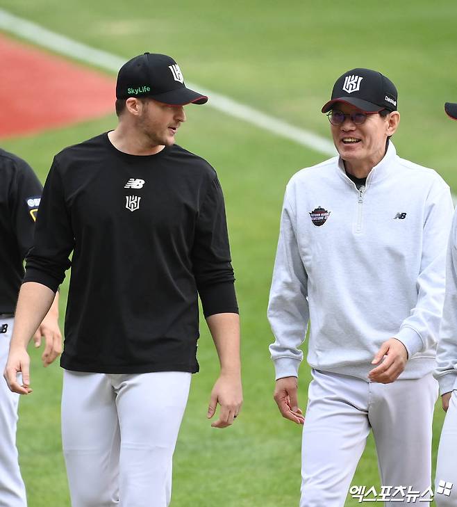 3일 오후 서울 송파구 잠실야구장에서 열린 '2024 신한 SOL Bank KBO 포스트시즌' KT 위즈와 두산 베어스의 와일드카드 결정전 2차전 경기, KT가 1:0의 스코어로 승리하며 와일드카드 사상 첫 업셋을 달성하며 준플레이오프에 진출했다. 경기 종료 후 KT 이강철 감독이 벤자민과 승리의 기쁨을 나누고 있다. 엑스포츠뉴스DB