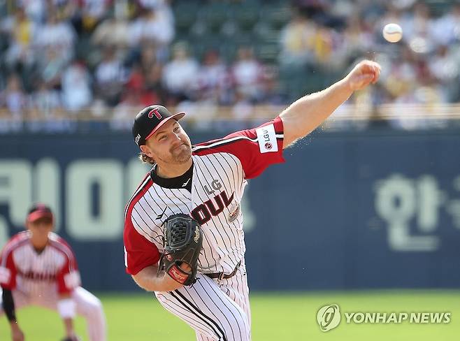 역투하는 LG 선발 엔스 (서울=연합뉴스) 류영석 기자 = 22일 서울 잠실야구장에서 열린 2024 KBO 프로야구 두산 베어스와 LG 트윈스의 경기.
    1회초 LG 선발 엔스가 역투하고 있다. 2024.9.22 ondol@yna.co.kr