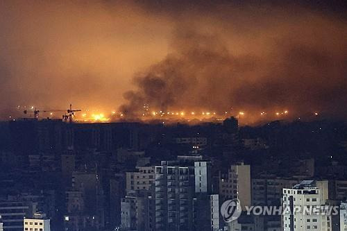 레바논 베이루트 국제공항 인근에서 피어오르는 연기 [로이터=연합뉴스]