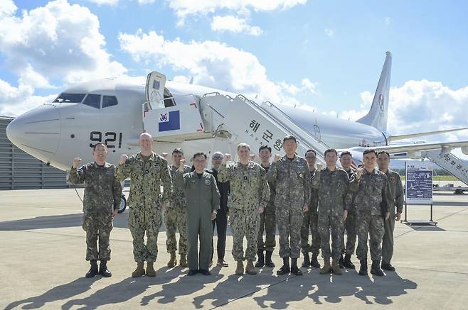 P-8A 해상초계기 전력화 현장 점검하는 한미 해군 지휘관 [해군 제공. 재판매 및 DB 금지]