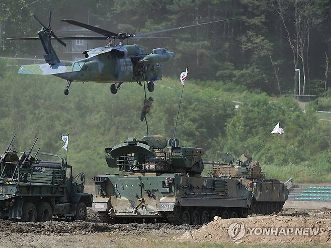 육군, 제20회 2024 지상군페스티벌 개최 (서울=연합뉴스) 육군이 2일부터 오는 6일까지 충남 계룡시 계룡대 활주로에서 제20회 '2024 지상군페스티벌'을 개최한다고 2일 밝혔다. 사진은 '지상군페스티벌'의 행사 중 하나인 제병협동전투 시범 연습에서 특전사 장병들이 고공 침투 및 대테러 작전을 진행 중인 모습. 2024.10.2 [육군 제공. 재판매 및 DB 금지] photo@yna.co.kr