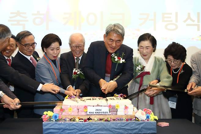 '제8회 세계한민족회의'서 축하 케이크 자르는 참석자들 (서울=연합뉴스) 성도현 기자 = 4일 서울 중구 프레스센터에서 열린 '제8회 세계한민족회의' 행사에서 현덕수 세계한민족회의 이사장(오른쪽에서 세 번째)과 각국 전현직 한인회장 등 참석자들이 축하 케이크 커팅을 하고 있다. 2024.10.4 raphael@yna.co.kr