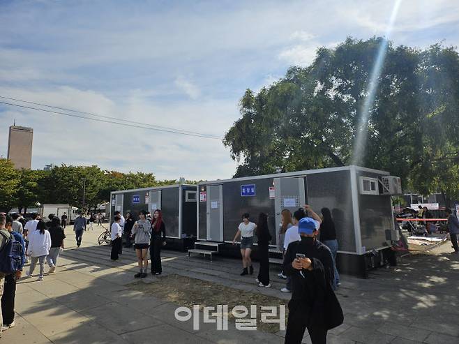 5일 오후 서울세계불꽃축제가 열리는 여의도 한강공원에 설치된 임시 화장실. (사진=김형환 기자)