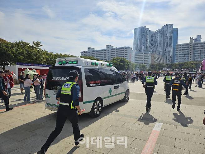 5일 오후 서울세계불꽃축제가 열리는 여의도 한강공원에서 안전 모의훈련이 진행되고 있다. (사진=김형환 기자)