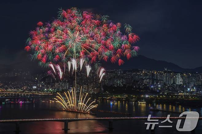 5일 밤 서울 여의도 한강공원 일대에서 열린 '2024 서울세계불꽃축제'에서 화려한 불꽃이 밤하늘을 수놓고 있다. 2024.10.5/뉴스1 ⓒ News1 민경석 기자